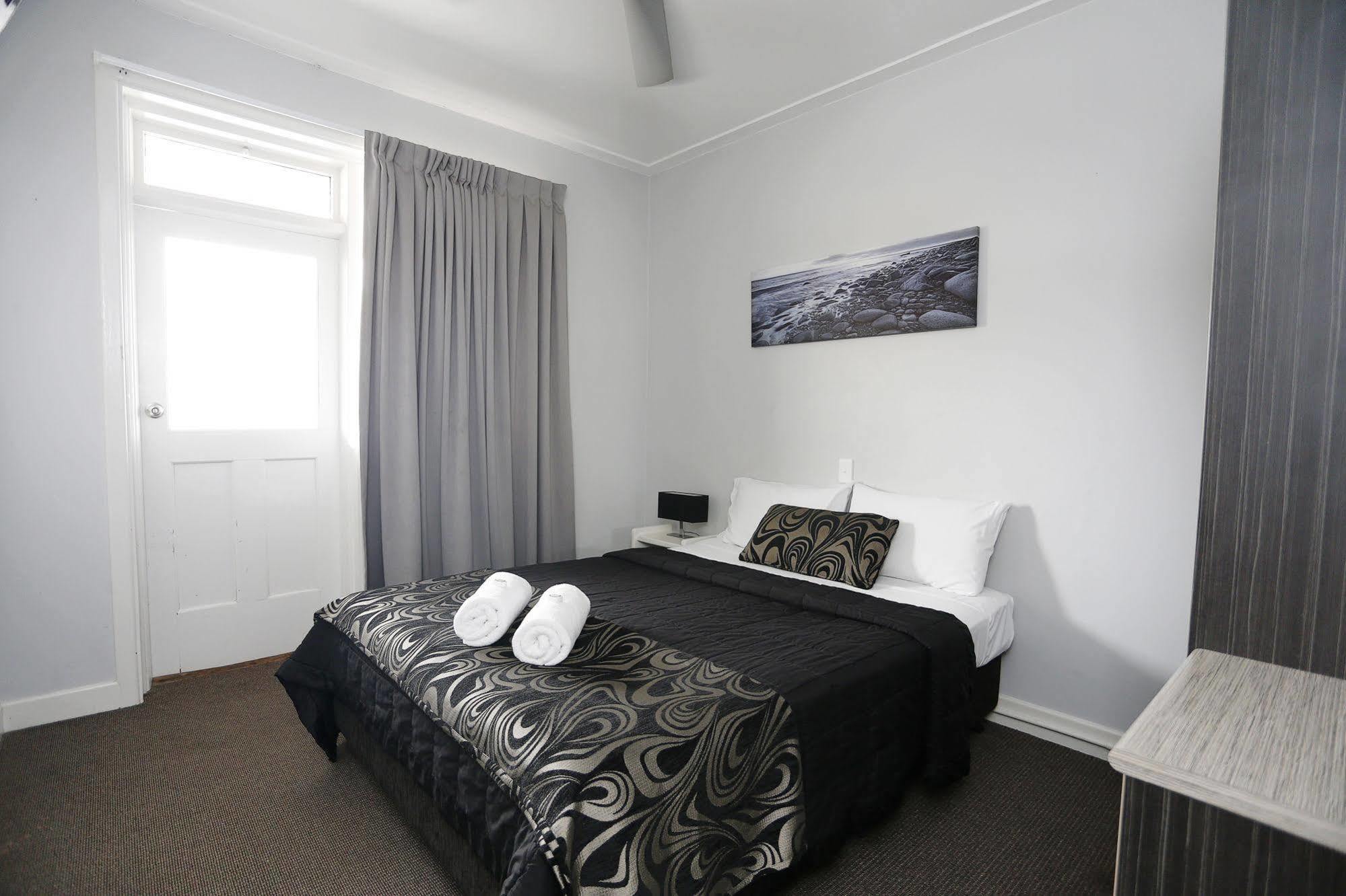 The Lakes Hotel Entrance Екстер'єр фото
