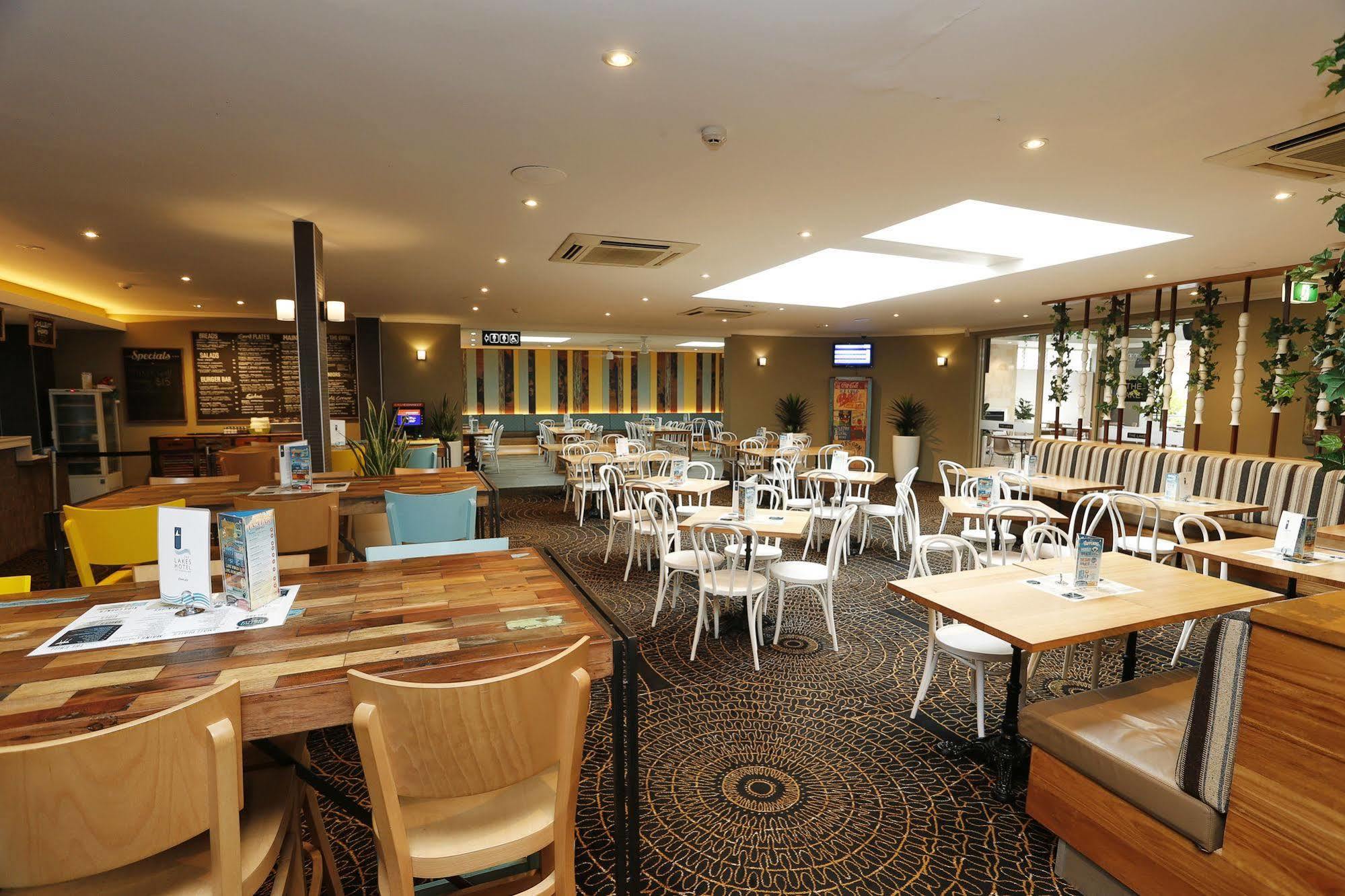 The Lakes Hotel Entrance Екстер'єр фото