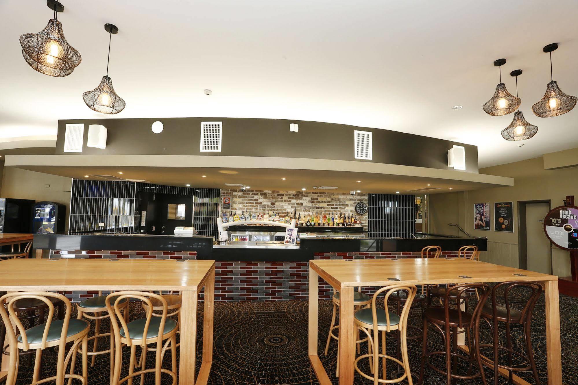 The Lakes Hotel Entrance Екстер'єр фото
