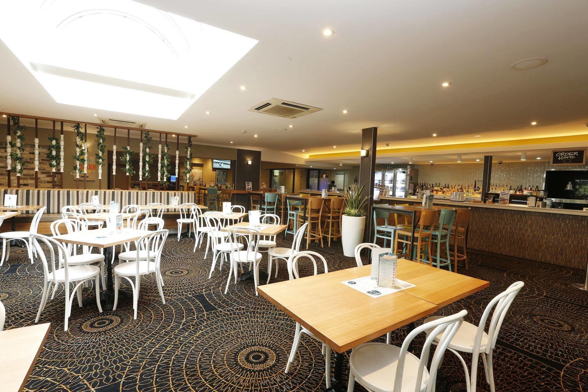 The Lakes Hotel Entrance Екстер'єр фото