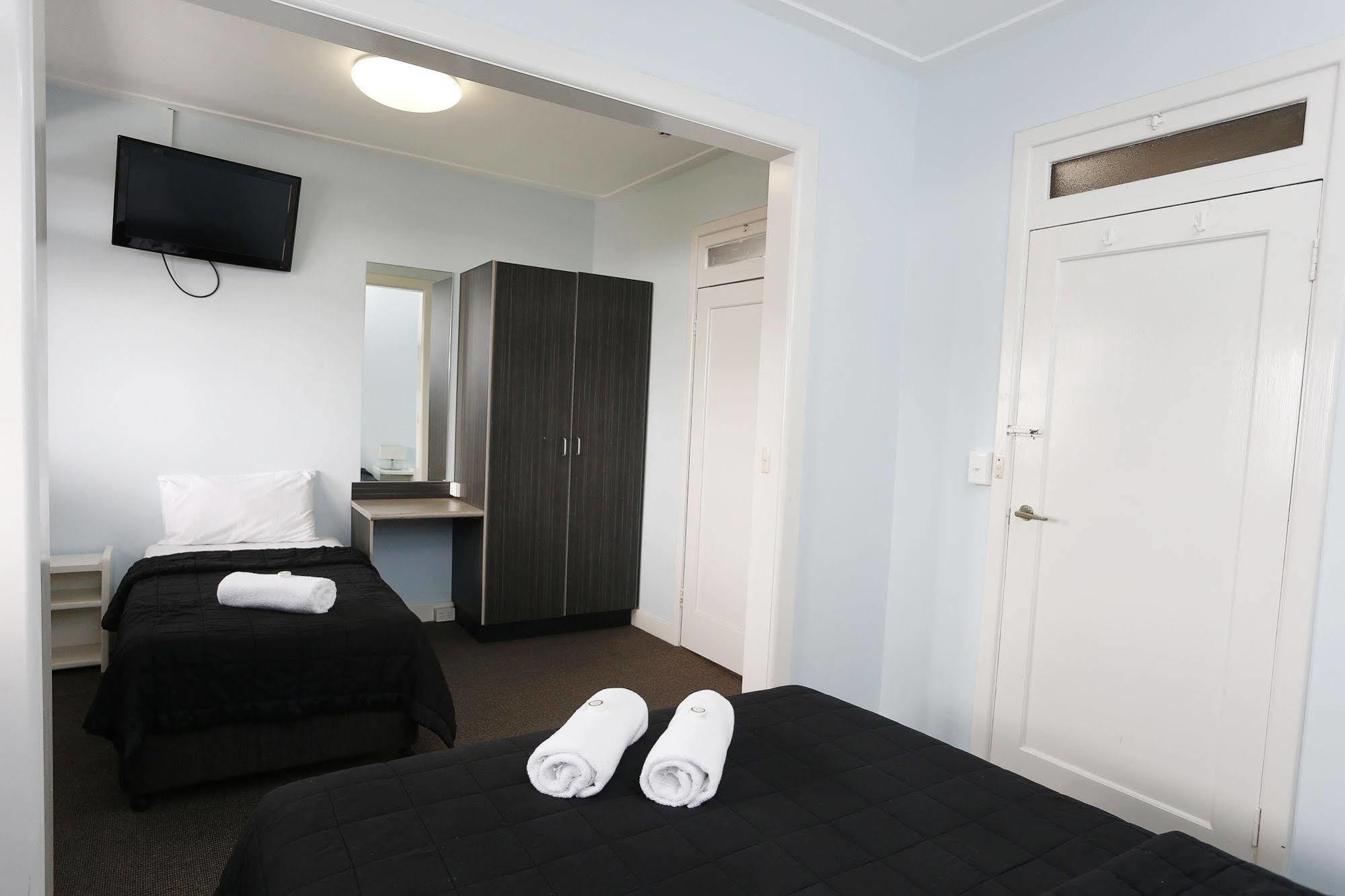 The Lakes Hotel Entrance Екстер'єр фото