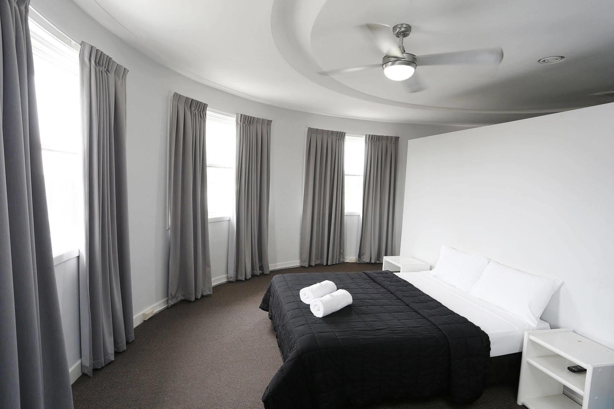 The Lakes Hotel Entrance Екстер'єр фото